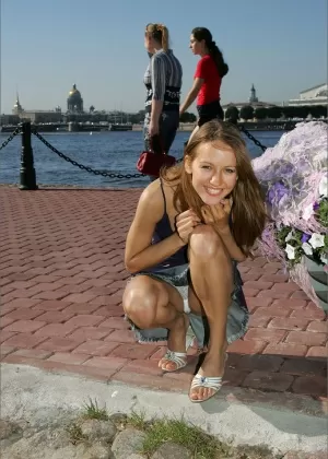 Дерзкая рыжеволосая красотка сверкает своими задорными сиськами в парке раздвигается для трусиков под юбкой