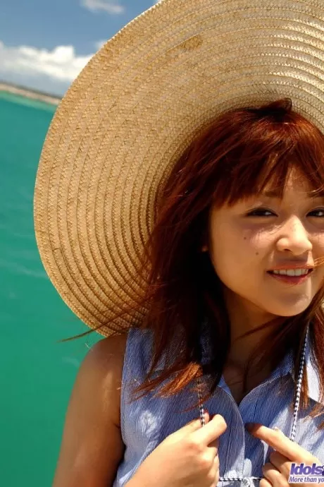 Красивая азиатка наслаждается моделированием своих сексуальных крошечных бикини на берегу океана