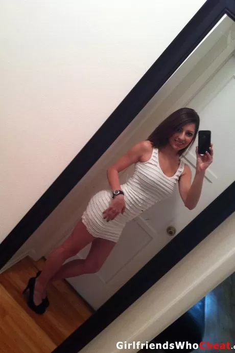 Любительская принцесса Лекси обнажает свою прекрасную грудь в домашней подборке