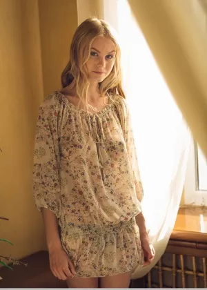 Симпатичная блондинка Нэнси А снимает свое цветочное платье, чтобы позировать обнаженной