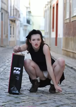 Азиатка приседает на корточки, чтобы пописать на людной улице в Англии