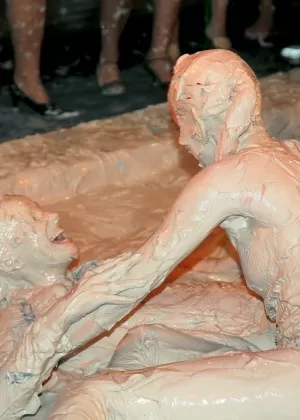 Игривые студентки в чулках развлекаются грязными кошачьими боями на открытом воздухе