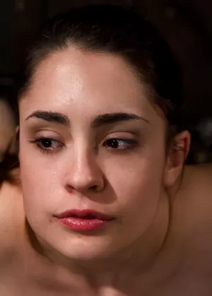 Доминирующая брюнетка Никсон мучает крошечный член и яйца сдержанного мужчины