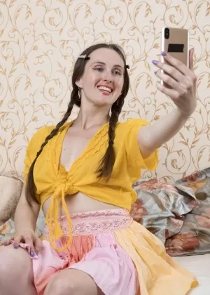 Любительница Лей Оззи делает селфи с заплетенными косичками, прежде чем показать свой куст 29907027