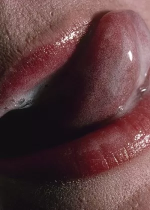 Классная леди из 50-х слизывает сперму со своих губ после секса