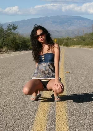 Молодо выглядящая рыжеволосая Лэйни Грей держит на кровати мягкую игрушку в нижнем белье