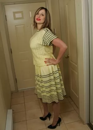 Изящная брюнетка демонстрирует свои товары в этом винтажном фотосете