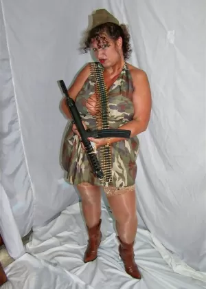 Пожилая блондинка домохозяйка Сандра Оттерсон освобождает гудки от военной одежды