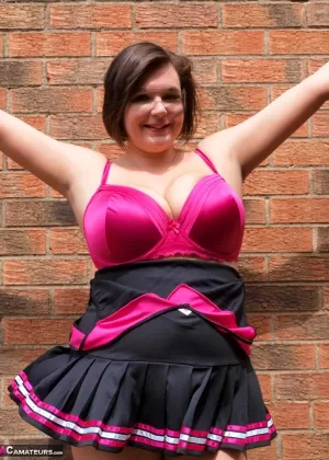 Украшенная пижамой красотка Элоиза, пожалуйста, обнажает большие сиськи перед мастурбацией