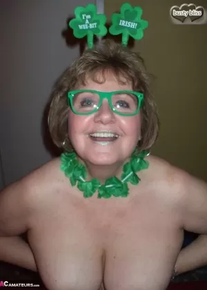 Зрелая блондинка роскошная пума соблазняет молодого человека в коротком платье