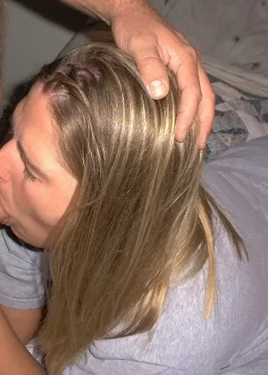 Блондинка любительская групповуха мама в наручниках и ошейнике после минета крупным планом