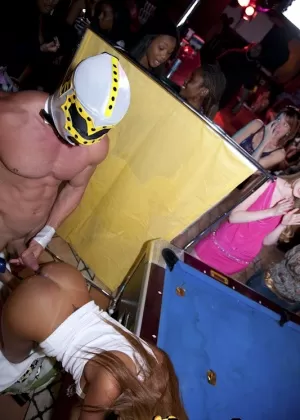 Молоденькая милашка в бикини Эй Джей Эстрада устраивает дикую оргию на открытом воздухе со своими девушками