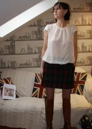 Пожилая любительская шлюха шотландка Сьюзан отодвигает свое нижнее белье в сторону, чтобы поиграть со своей пиздой