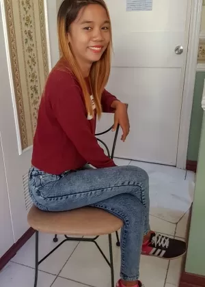 Крошечная азиатка получает сперму на лицо после жесткого секса с иностранцем