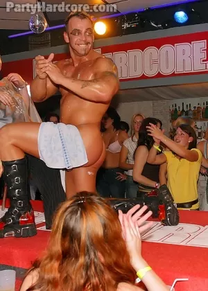 Вечеринка в одежде включает в себя первоклассные минеты от пьяных девушек