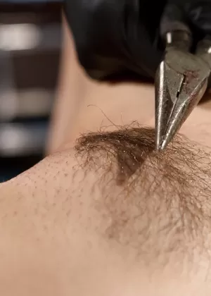 Доминирующая самка в маскарадной маске мучает сдержанную женщину