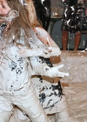 Ошеломляющие нокауты устраивают грубую кошачью драку, заканчивающуюся вылизыванием киски