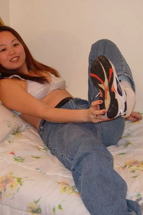 Любительская азиатская модель с симпатичным лицом China демонстрирует себя