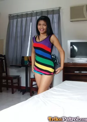 Очаровательная азиатка Розали осталась со спермой на лице после секса с туристом