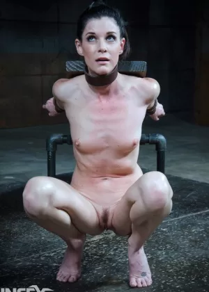 Пожилую женщину подвешивают на веревках и заставляют заниматься оральным сексом