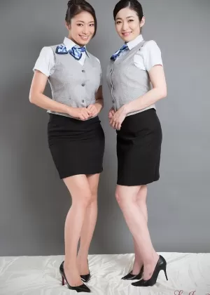 Горячие японские стюардессы раздеваются догола и делают футфетиш своими великолепными ногами