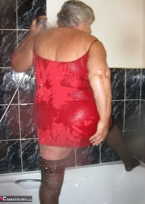 Грудастые любительницы Кэти Бэнкс Брайси занимаются лесбийским сексом в душе