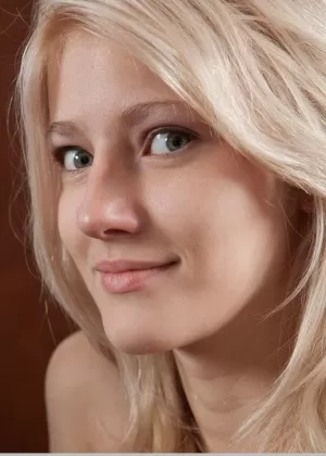 Длинноногая блондинка Мила И демонстрирует красивые молодые сиськи и бритую киску