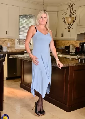 Пожилая канадская леди широко раздвигает свои ноги в чулках на кухонном островке