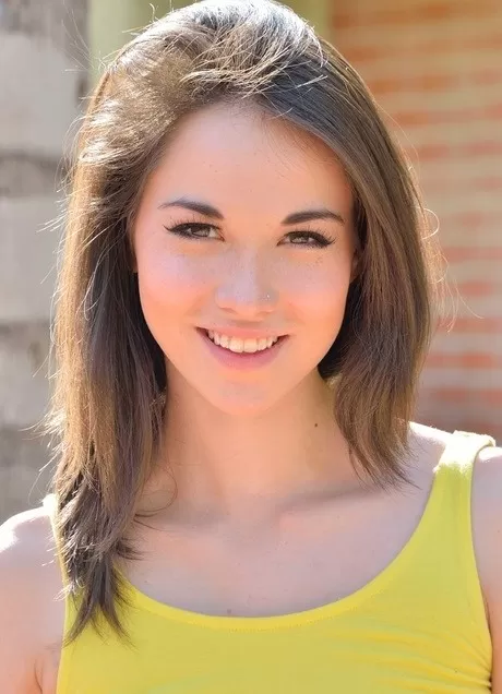 Милая девушка позволяет своему короткому платью задраться на попке, прежде чем обнажиться н 2