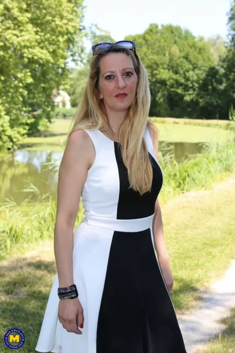 Пожилая любительница показывает свой покрытый спермой язычок после анала с двумя  1