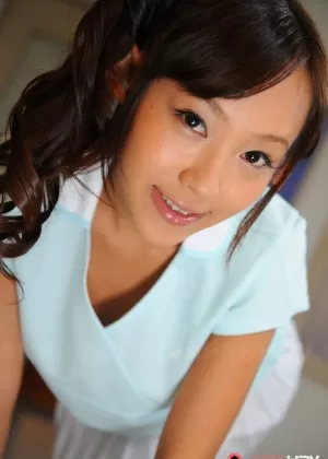 Сладкая студентка Эбигейл Би позирует в колготках поверх трусиков и лифчика