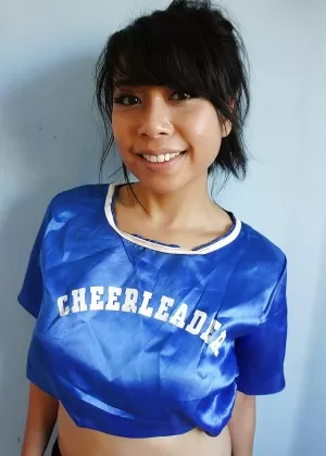 Эбонитовая богиня Кира Нуар демонстрирует свой сексуальный наряд лидера группы поддержки