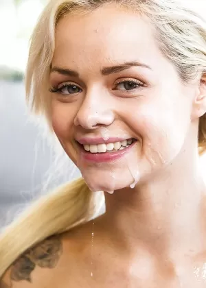 Похотливую болельщицу трахают и кончают ей на лицо и сиськи