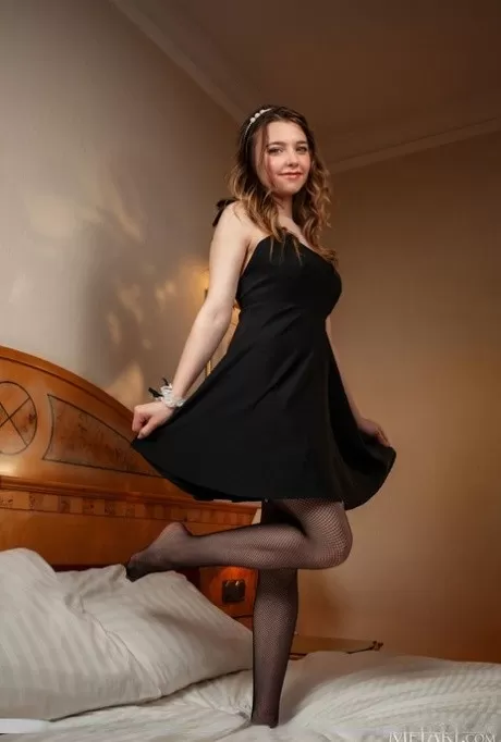 Симпатичная молоденькая Элвера показывает свою лысую пизду после того, как обнажилась в