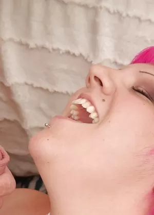 Зрелая рыжая Обри жестко выебала свою жирную киску большим членом