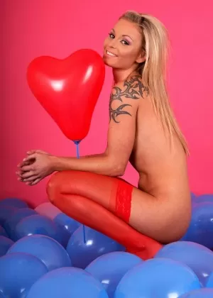 Британская бабуля Спиди Би показывает свои большие сиськи, играя со своей киской