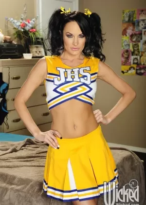 Жестяная сиськастая болельщица Лотос Лейн встает на колени, чтобы показать возбужденную лысую киску в носках