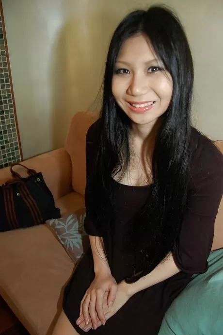 Стройная азиатская красотка Хитоми Нагасе раздевается и раздвигает ноги