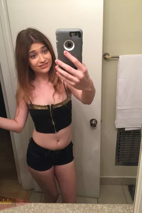 Миниатюрная подросток Ариэль Мак Гвайр дебютирует обнаженной моделью в селфи в ванно 2