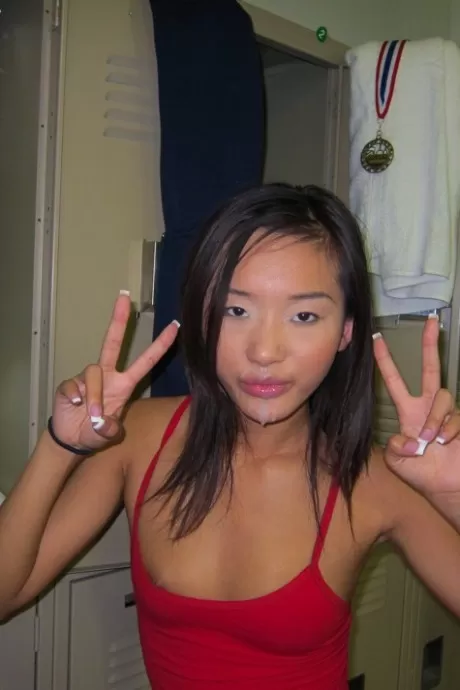 Обнаженная девушка-подросток посылает воздушный поцелуй после траха и сосания большого члена