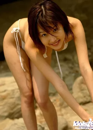 Молодая японская девушка Рейка позирует обнаженной, примеряя одежду и нижнее белье