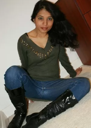 Индийская соло девушка снимает шаровары и нижнее белье, чтобы раздеться на кухне