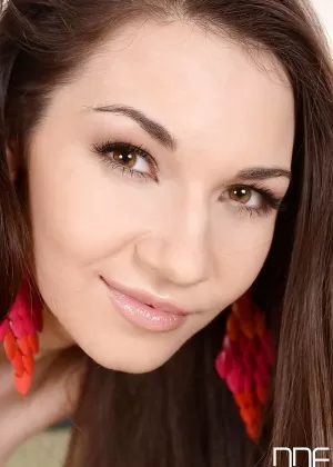 Сексуальная милфа Самия Дуарте дрочит свою большую попу в купальнике, прежде чем раздеться догола