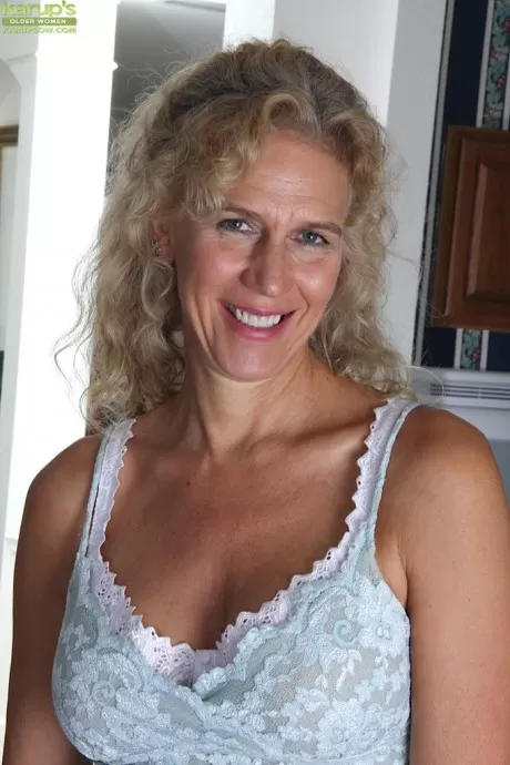 Домохозяйка средних лет Кэлли Джо делает паузу, чтобы поиграть со своей пиздой крупным планом