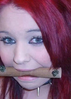 Полностью одетый толстяк разделан с кляпом во рту и связан веревкой в заросшем кустарником лесу