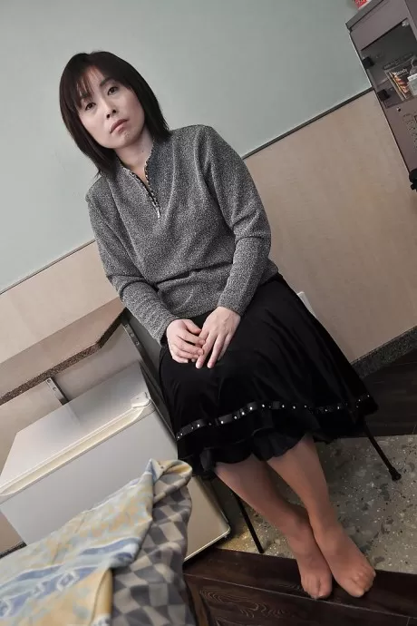 Азиатская бабуля Юми Оно раздевается и теребит свою волосатую пизду