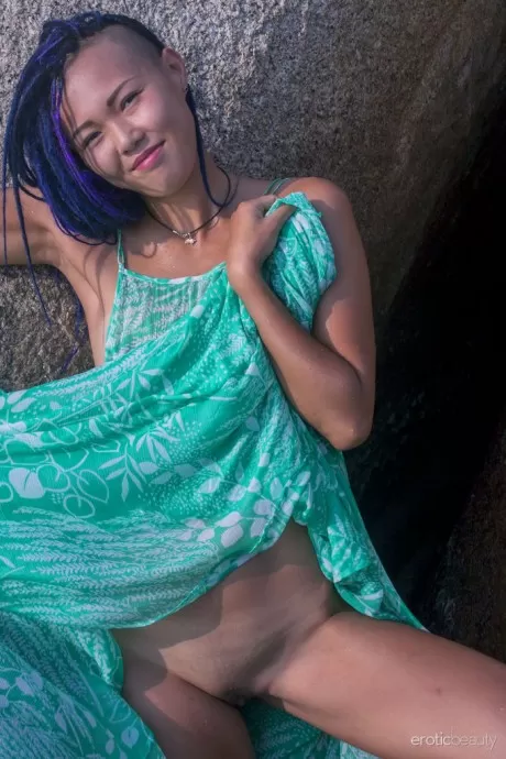 Горячая азиатка сладкая Джули снимает мокрое платье, чтобы позировать обнаженн 4