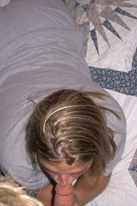 Блондинистую мамочку любительской групповухи заковали в наручники и ошейник после минета крупным планом