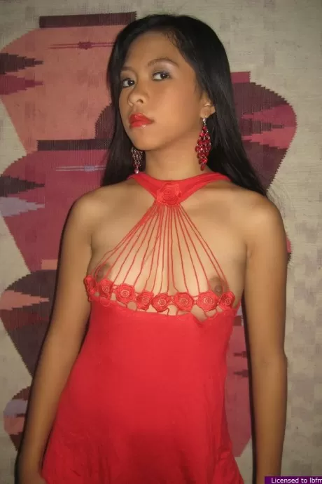 Молодая азиатка лижет секс-игрушку после того, как сняла чувственное нижнее белье