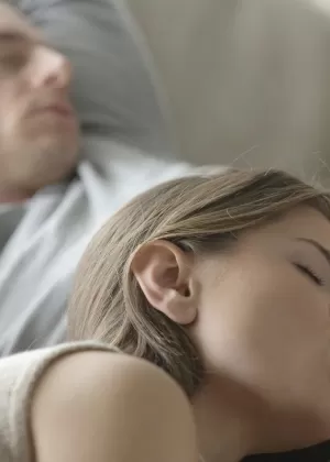 Возбужденная подружка получает жесткий анальный секс, и с ее киски капает сперма